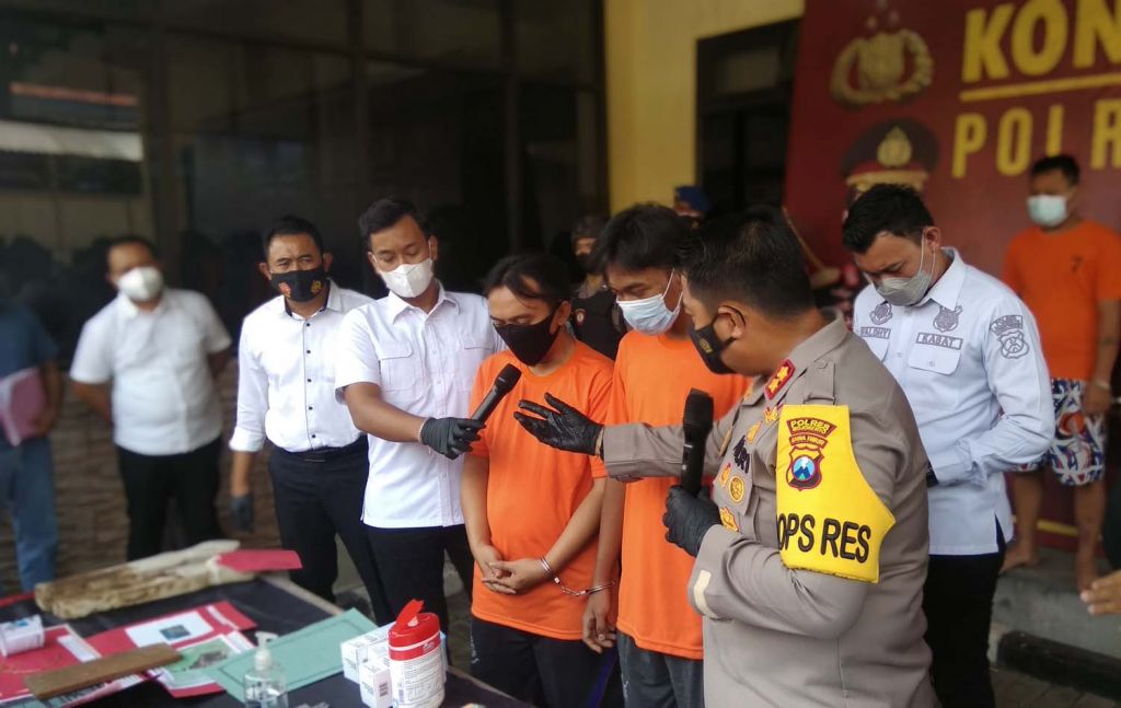Dua dari tujuh sindikat pengedar obat aborsi saat ditanya Kapolres Mojokerto