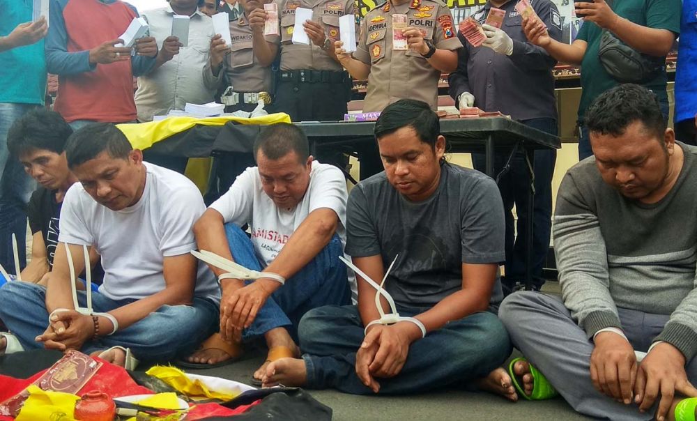 Tampang lima orang pelaku penggandaan uang abal-abal yang membawa kabur uang warga Kota Blitar sebesar Rp 700 juta