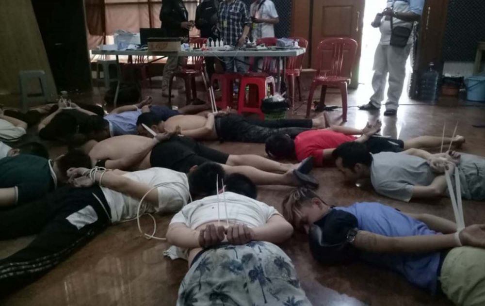 Puluhan WN China dalam sindikat penipu antara negara diringkus (Foto: Republika/Flori Sidebang)