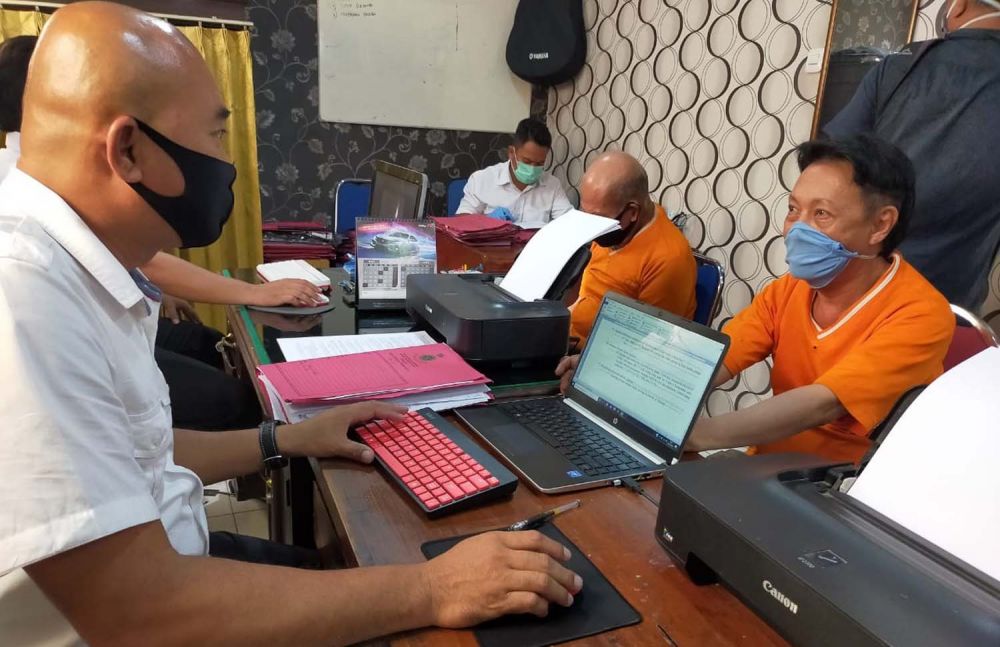 Dua pelaku penipuan jual beli beras antar provinsi diperiksa Penyidik Satreskrim Polres Mojokerto Kota 