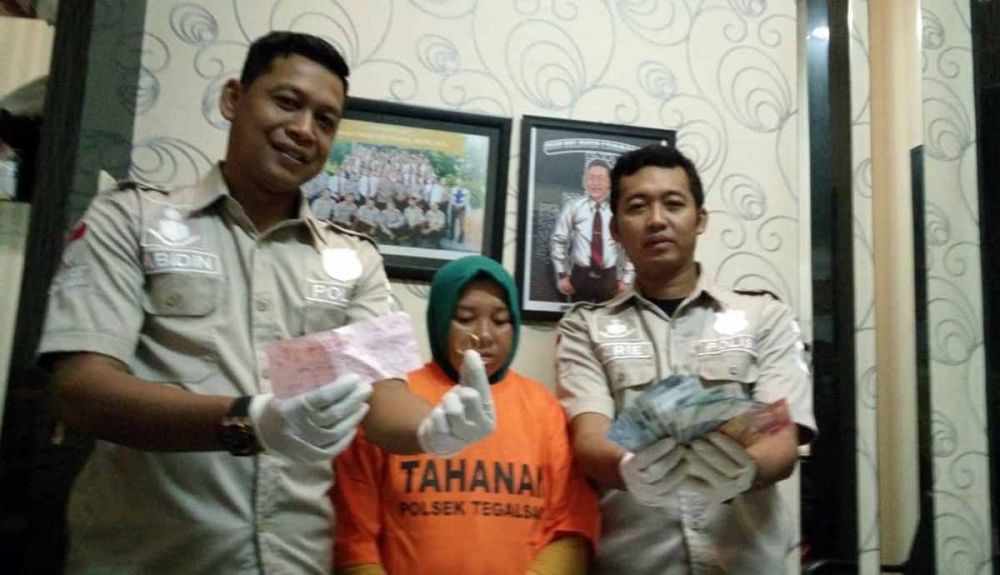 Wanita, satu dari sindikat penjual emas palsu di Surabaya diamankan di Mapolsek Tegalsari