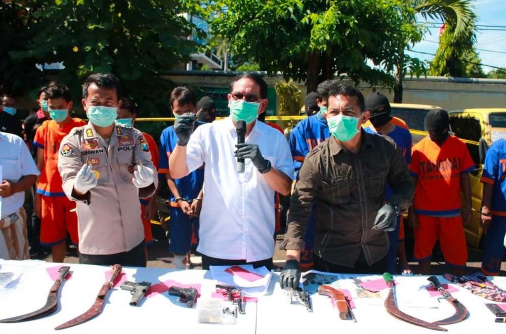 Dirreskrimum Polda Jatim Kombes Pol Pitra Andreas (tengah) dan Kasubdit Jatanras Kompol Oki Ahadian (kanan) membeberkan pelaku dan barang bukti