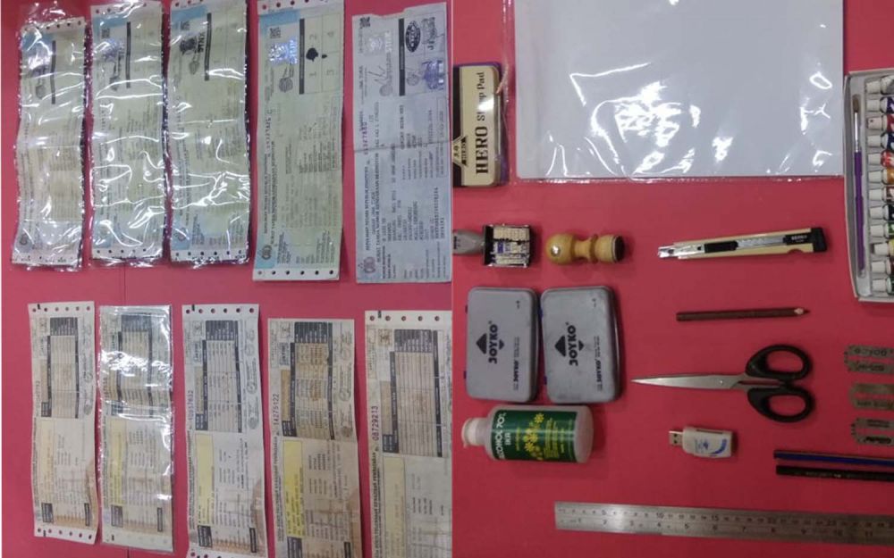 Kolase barang bukti STNK palsu dan alat untuk membuat yang disita dari para tersangka