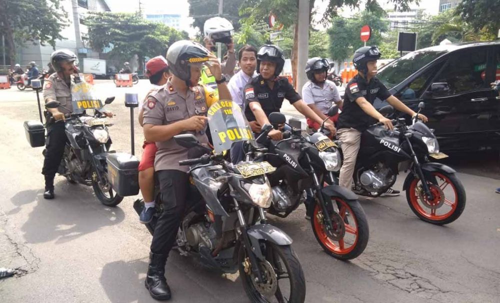 Kompol David Triyo Prasojo dan Iptu Zainul Abidin serta anggota mengajak para siswa SLB berpatroli dengan naik motor
