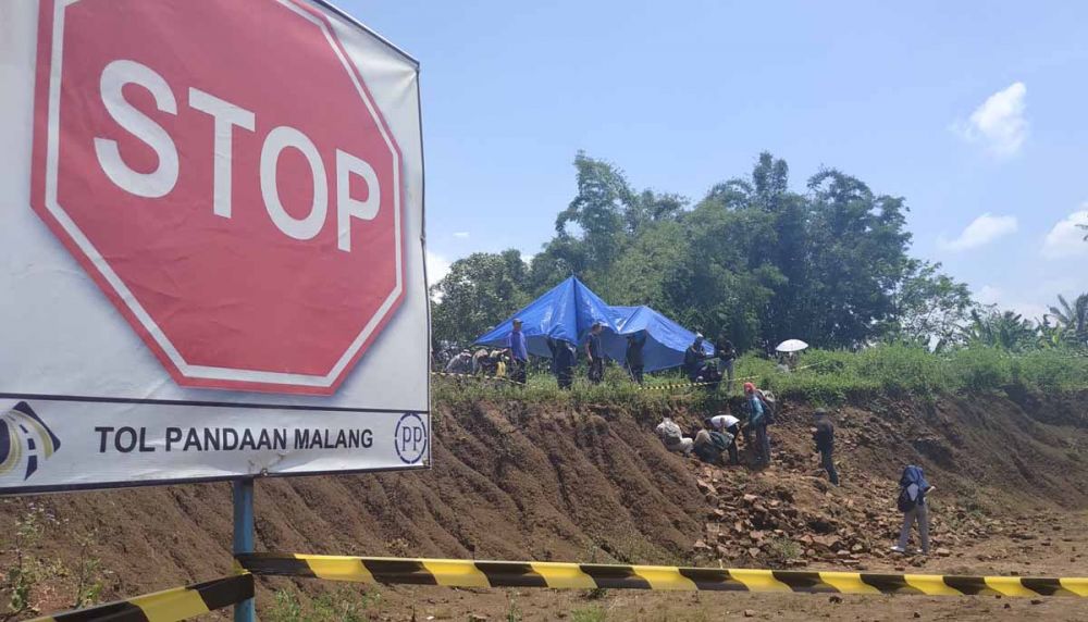 Tim Arkeolog dari Balai Pelestarian Cagar Budaya mulai melakukan penggalian temuan bangunan kuno di Tol Malang