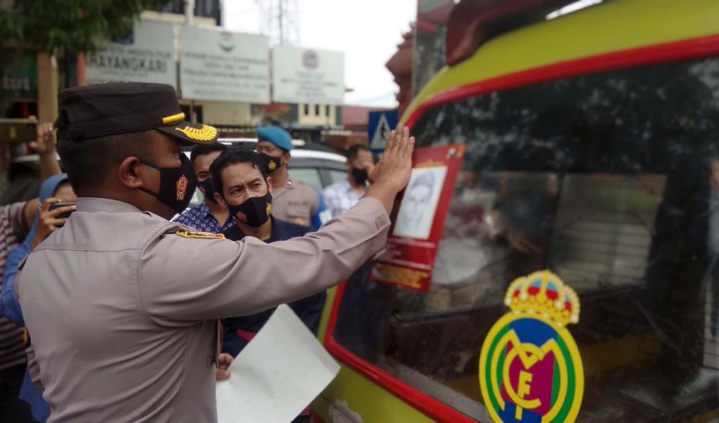 Kapolres Mojokerto Kota, AKBP Deddy Supriadi menempelkan sketsa wajah pembunuh terapis di angkot