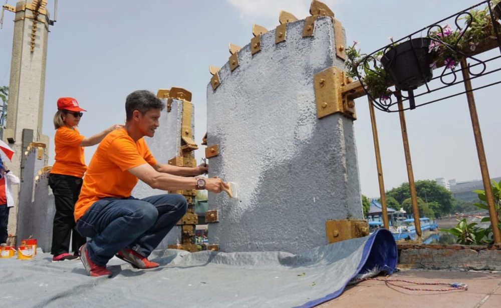 Alumni Smala81 melakukan pengecatan Jembatan Pemuda Surabaya