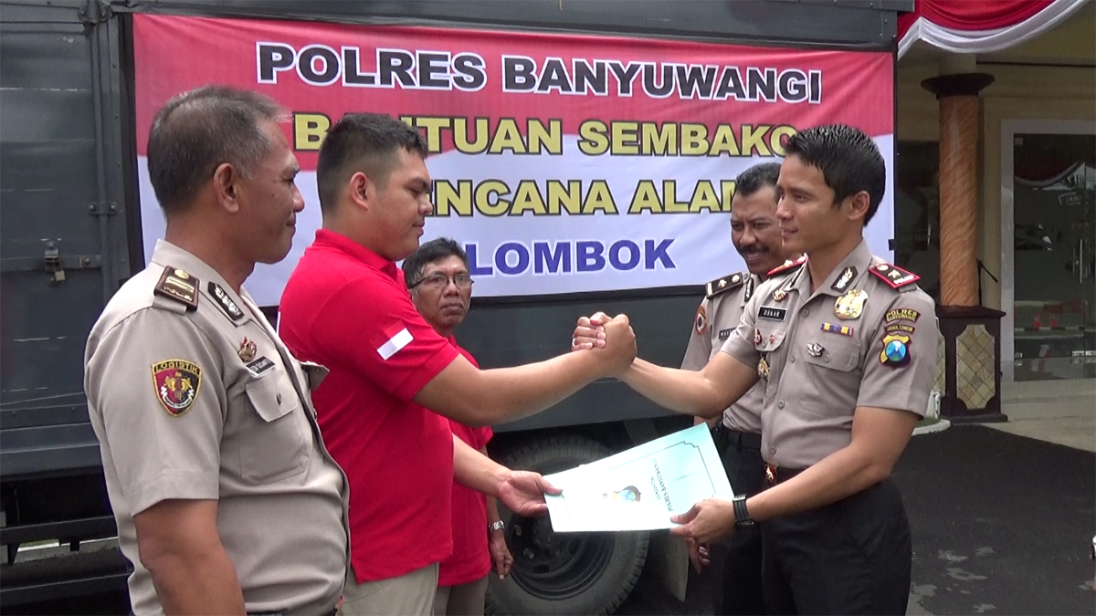 Penyerahan bantuan dari Polres Banyuwangi