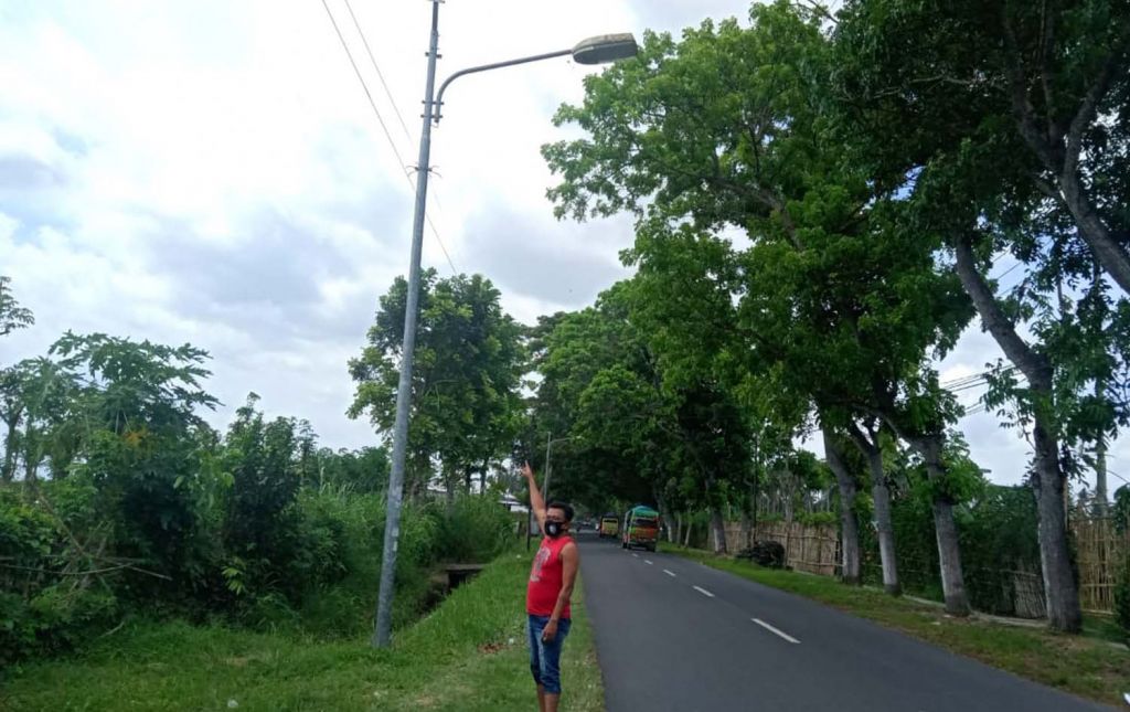 Warga menunjukkan solar cell di tiang lampu PJU yang raib