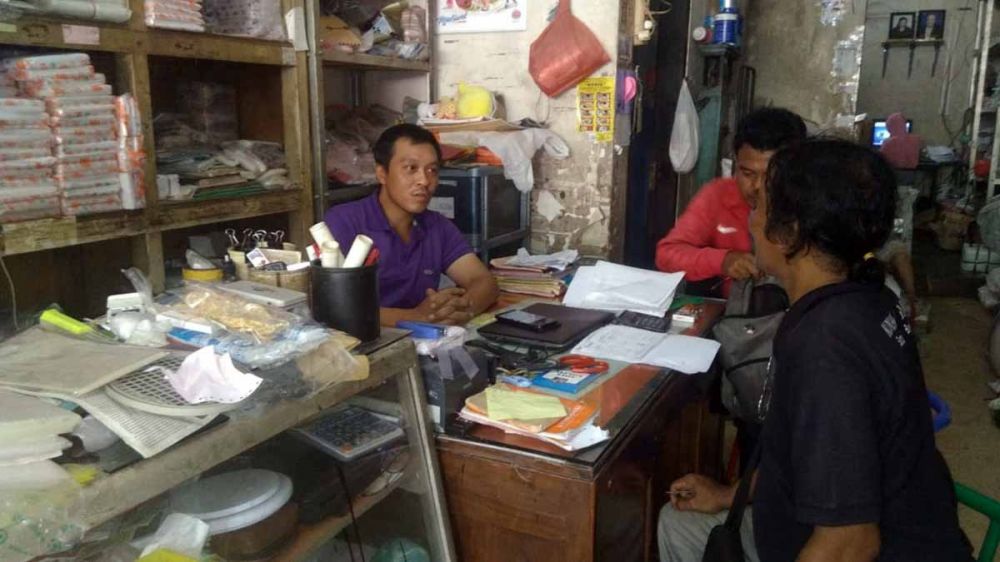 Soni (kiri), kakak kandung Menang Prabowo ditemui di tempat usahanya di Kota Probolinggo