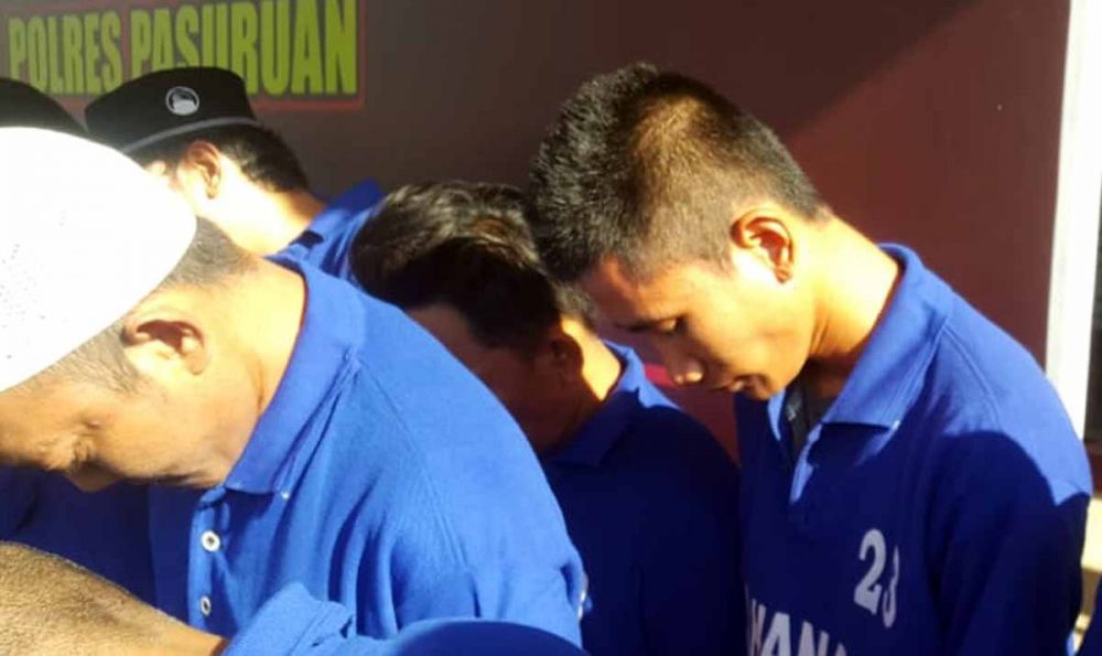 Hasanudin (kanan), sopir angkutan umum yang mempemerkosa penumpangnya di Pandaan, Pasuruan