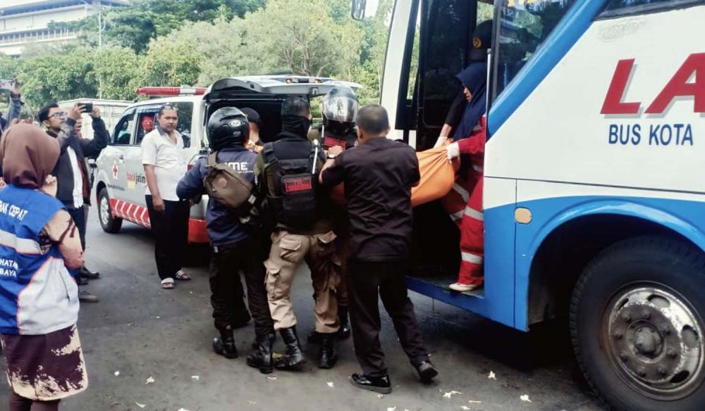 Evakuasi jasad sopir Bus Ladju di Jalan Bubutan, Surabaya