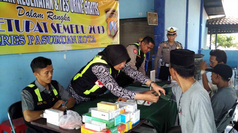 Para sopir bus angkutan Mudik Lebaran 2019 dites urine di Terminal Untung Suropati, Kota Pasuruan