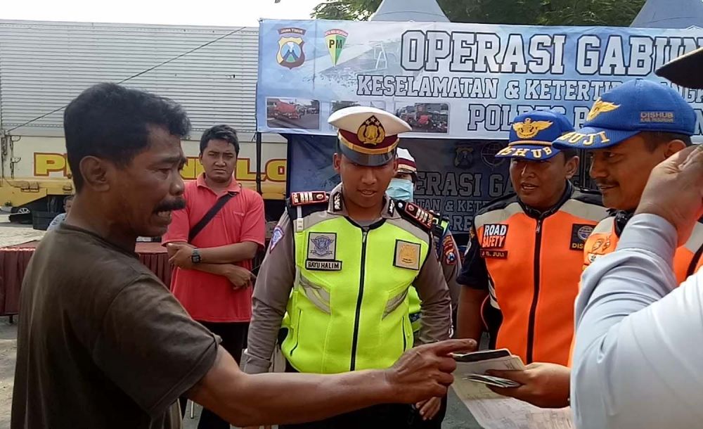 Eri Wanto (kiri) sopir truk gandeng saat marah-marah kepada anggota Dishub dan Polres Pasuruan