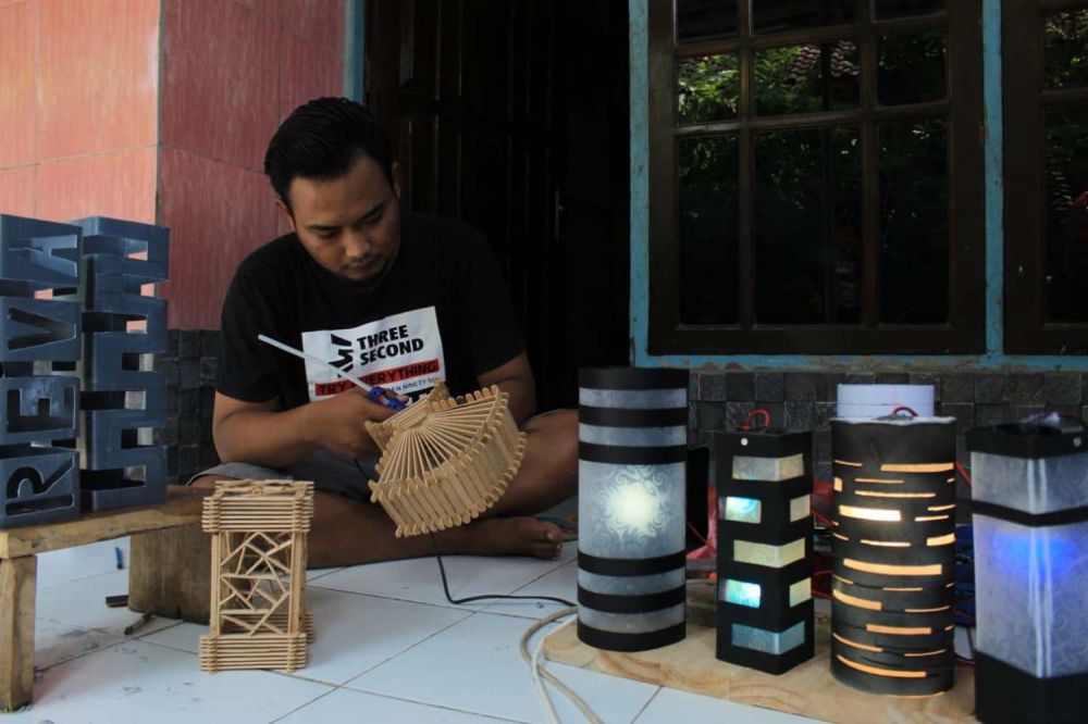 Cerita Sopir Travel di Jombang yang Kini Tekuni Kerajinan Lampu Hias