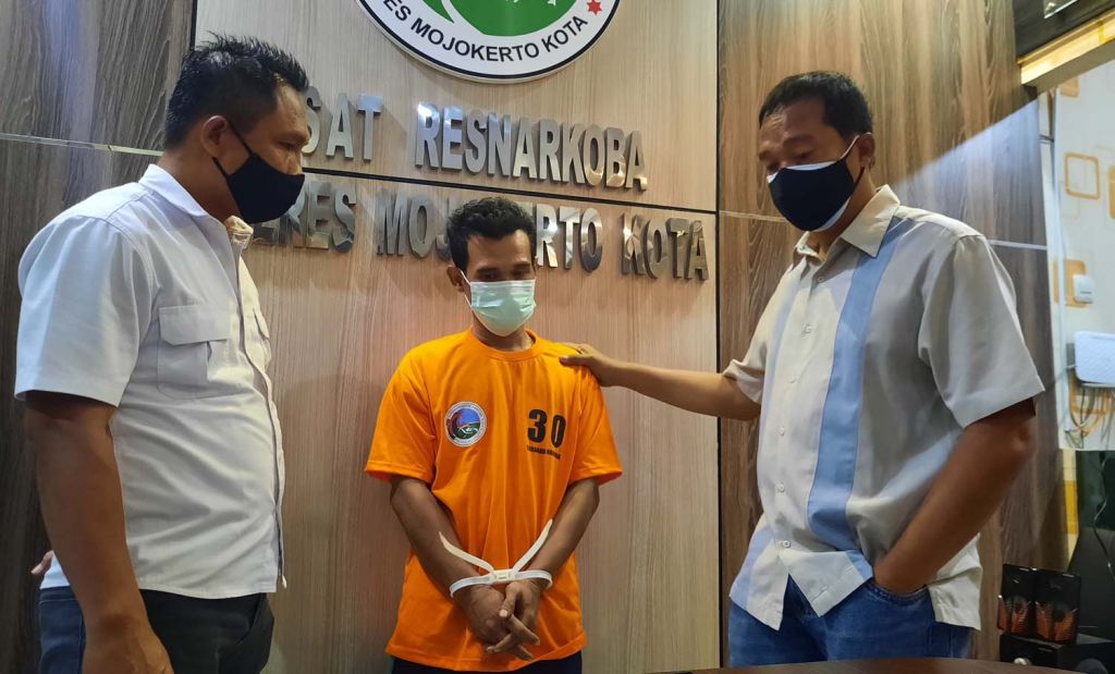 Sopir truk yang nyambi jadi pengedar sabu diamankan di Mapolres Mojokerto Kota