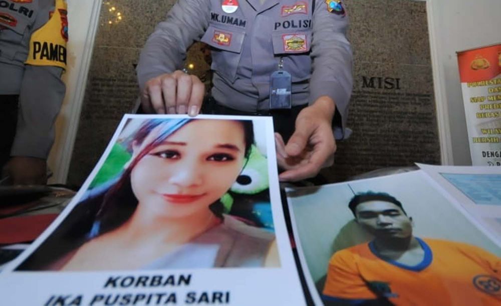 Foto pelaku (kanan) dan korban dibeber di Mapolrestabes Surabaya