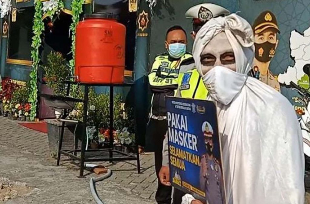 Hantu pocong saat beraksi di di Simpang Tiga Widowati, Trenggalek