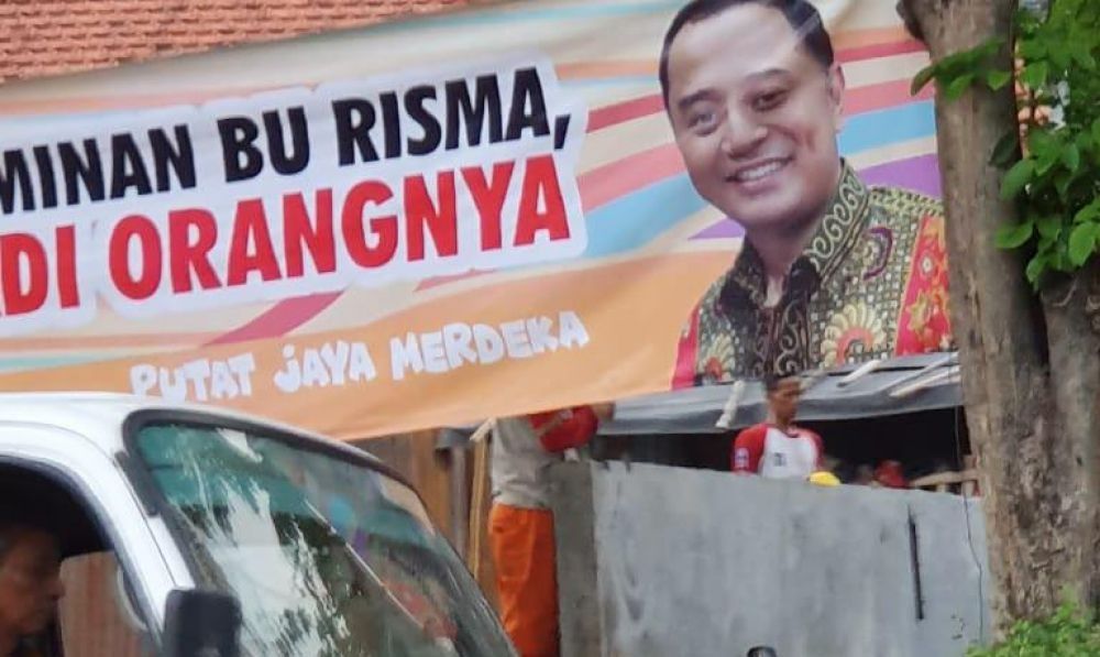 Spanduk bergambar Eri Cahyadi yang sempat terpasang di Kupang, Surabaya