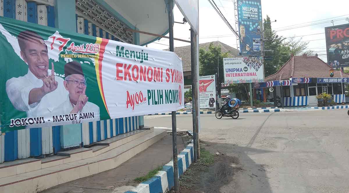 Salah satu spanduk Jokowi-Ma'ruf yang terpasang di sebuah jalan yang dilintasi Sandiaga Uno saat kampanye di Ponorogo