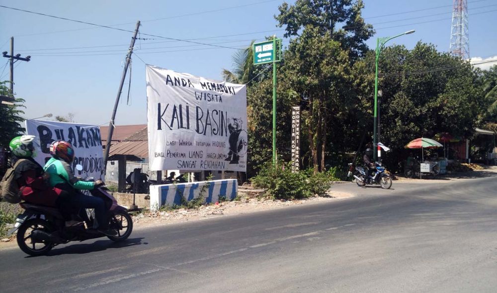 Salah satu spanduk sindiran untuk pembuangan limbah yang dipasang warga Desa Baujeng, Kecamatan Beji, Kabupaten Pasuruan