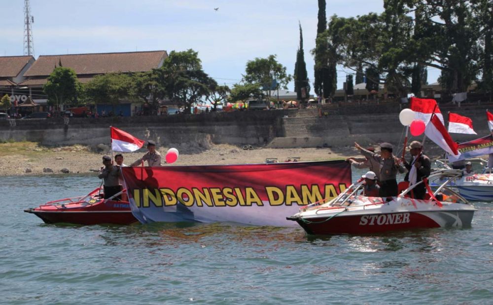 Parade Merah Putih Indonesia Damai digelar di Telaga Sarangan, Magetan