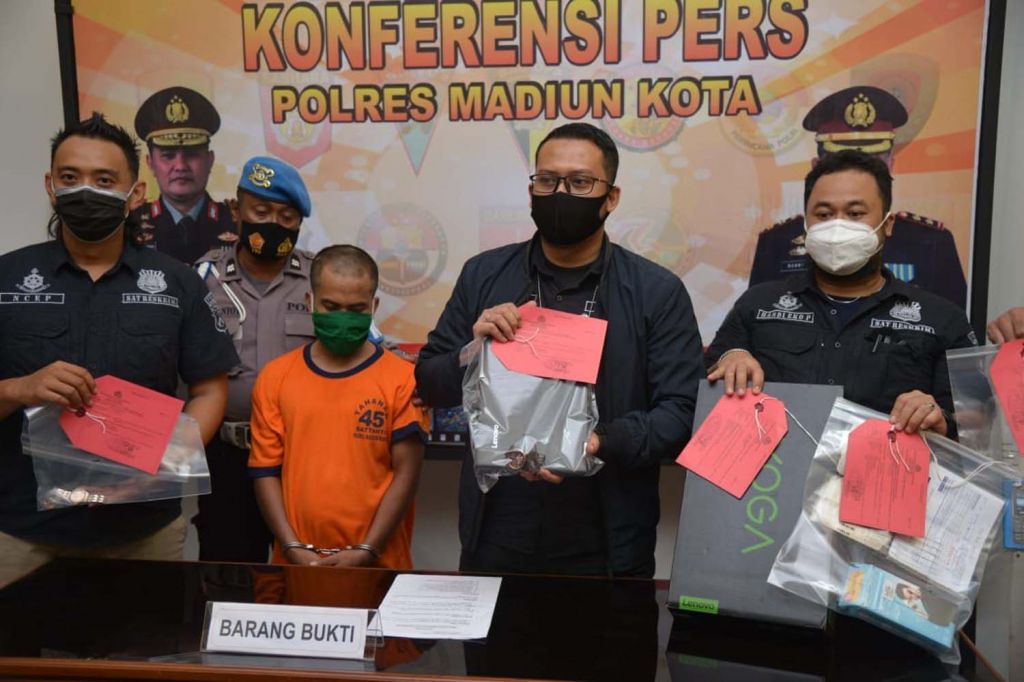 Satu dari tiga orang komplotan pembobol rumah diamankan di Mapolres Madiun Kota
