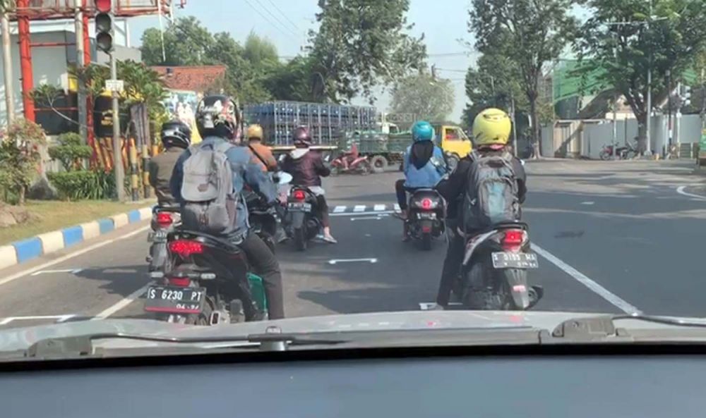 Salah satu titik traffic light di Kabupaten Mojokerto yang terpasang starting grid ala MotoGP