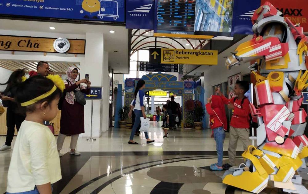 Replika Robot Transformers di Stasiun Gubeng jadi favorit anak-anak untuk berselfie