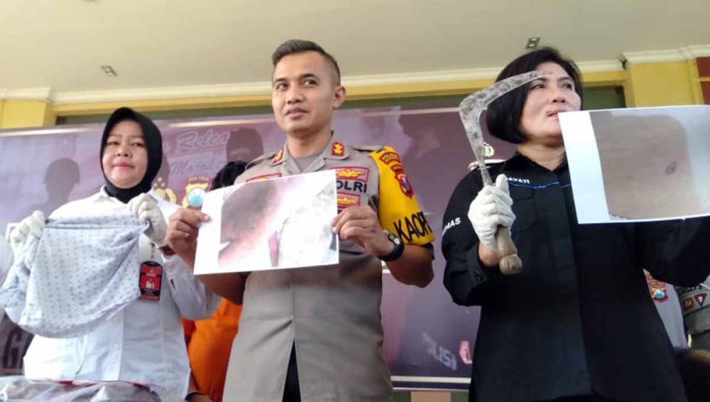 Kapolres Mojokerto, AKBP Setyo Koes Heriyatno menunjukkan barang bukti pembacokan 