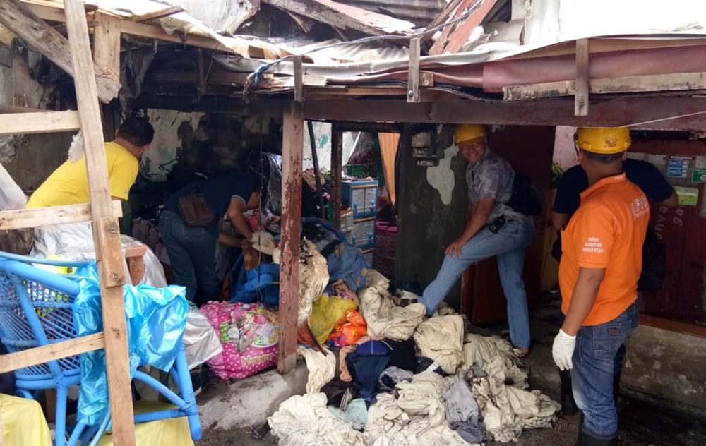 Tim Inafis Polrestabes Surabaya dan Unit Reskrim Polsek Sawahan melakukan olah TKP di lokasi kebakaran