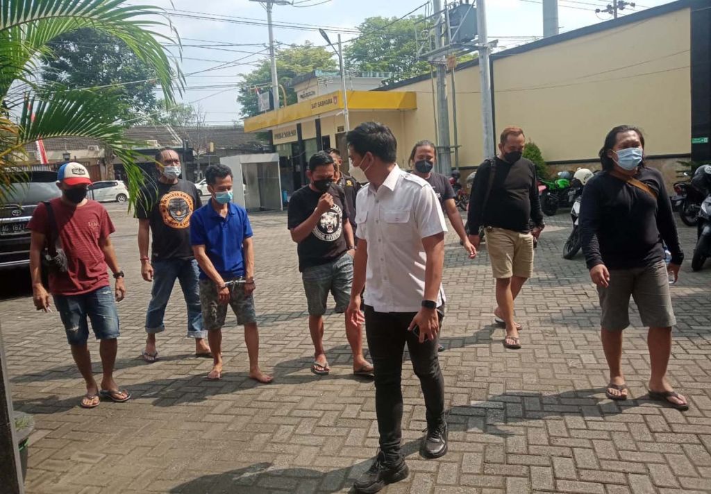 Kasatreskrim Polres Kediri, AKP Rizkika Atmadha (baju putih) dan timnya menggiring suami pembunuh istrinya