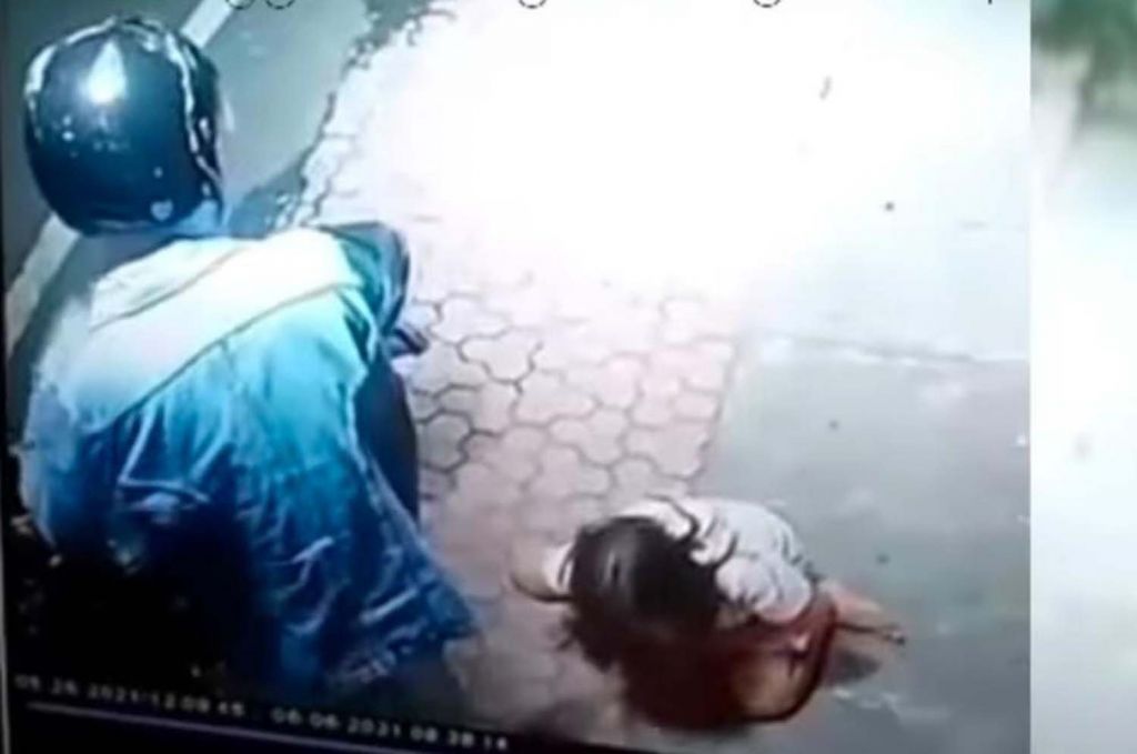 Tangkapan layar video viral rekaman CCTV suami hajar istri di Malang