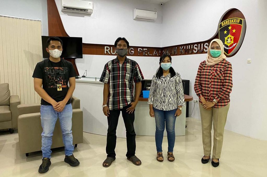 Suami istri usai dimintai keterangan di Unit PPA Satreskrim Polrestabes Surabaya