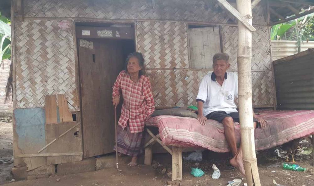 Pasangan suami istri miskin dan buta yang tinggal di rumah reyot di Kota Probolinggo