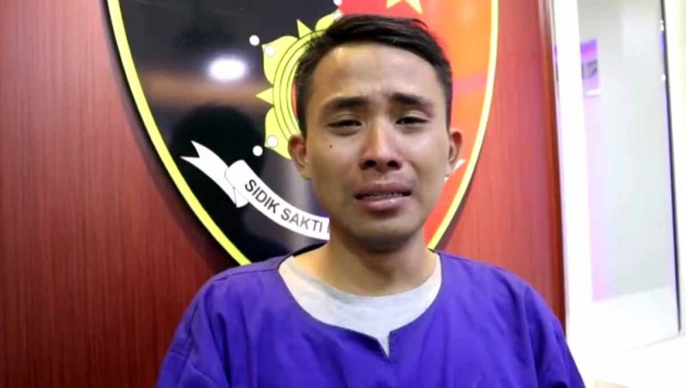 Nur Hidayat menangis di Mapolda Jatim