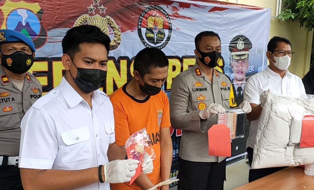 Kapolres Kediri, AKBP Lukman Cahyono dan Kasatreskrim Iptu Rizkika Atmadha membeber barang bukti dan tersangka