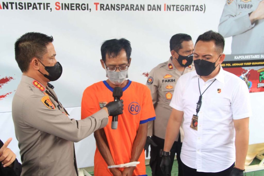 Suami yang bunuh istri sirinya saat dipamerkan di Mapolrestabes Surabaya