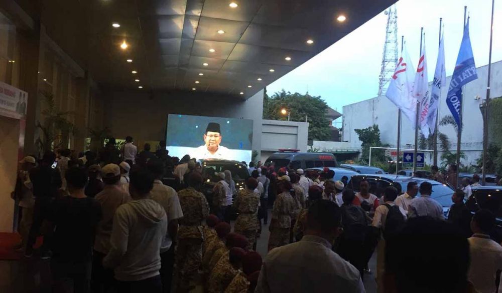 Suasana kampanye akbar Prabowo-Sandi di luar Dyandra Convention Hall Surabaya