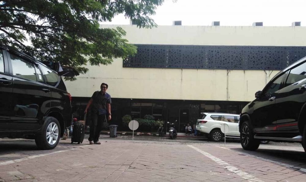 Pria yang diduga Penyidik KPK saat akan memasuki Ruang Subdit III Tipidkor Polda Jatim