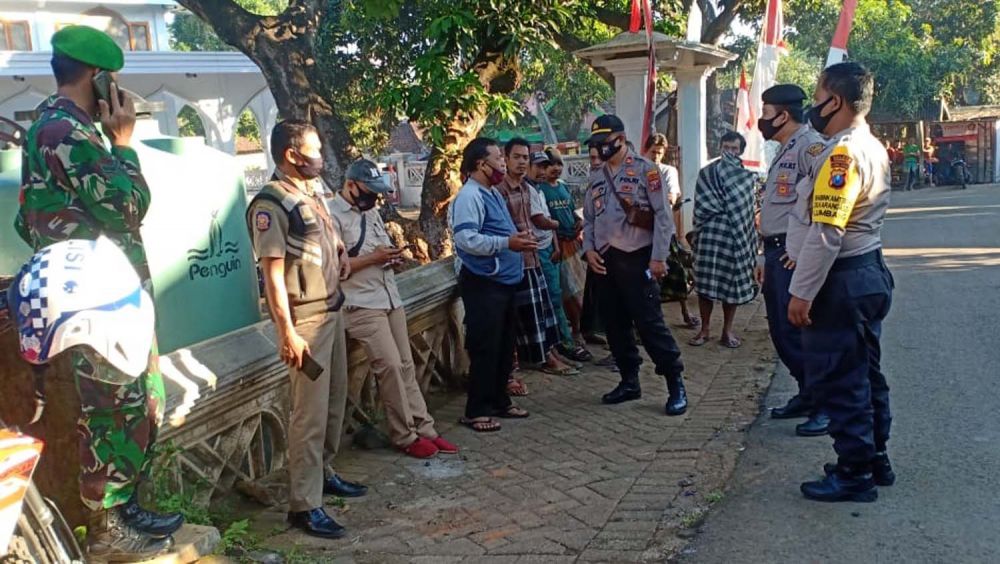 Sejumlah petugas berjaga di sekitar rumah ibu rumah tangga di Pasuruan yang ditemukan tewas gantung diri