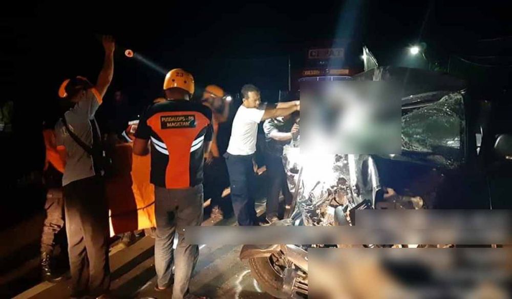 Evakuasi korban yang terjepit di dalam kabin mobil pikap