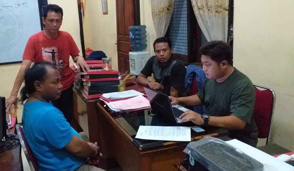 Suja'i (berkaos biru), tengah disidik oleh Satres Narkoba Polres Pasuruan