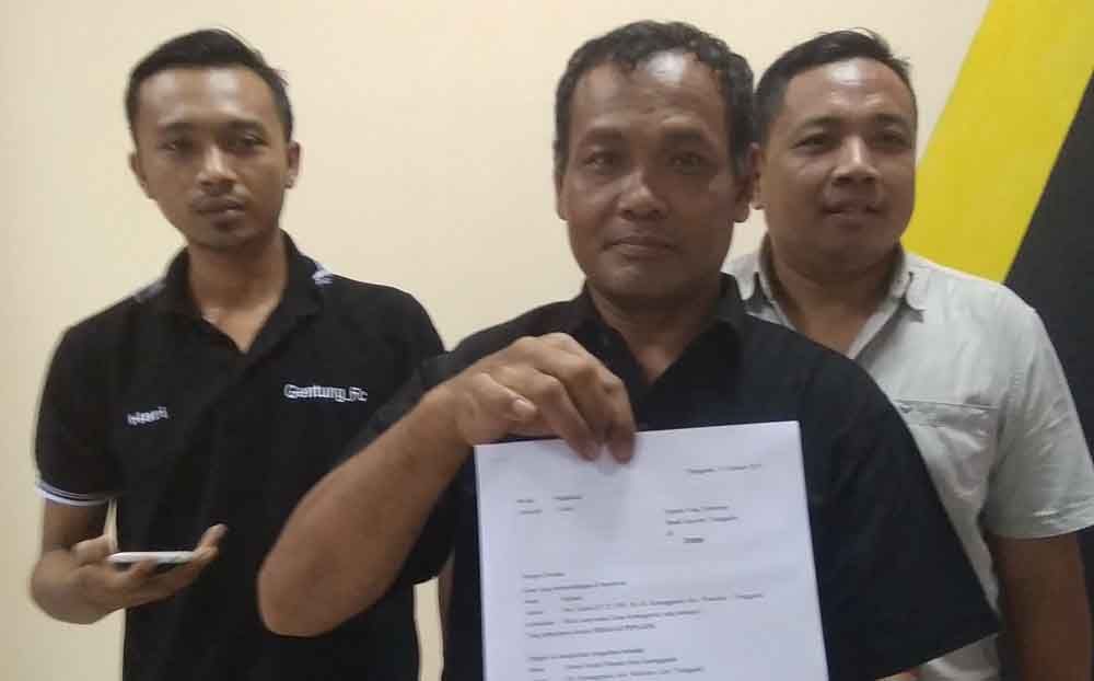 Sujianto menunjukkan bukti laporan