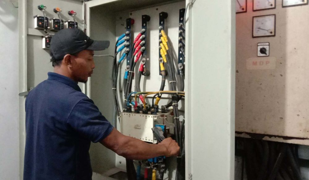 Aliran listrik di Pasar Induk Osowilangun Surabaya disediakan nonstop