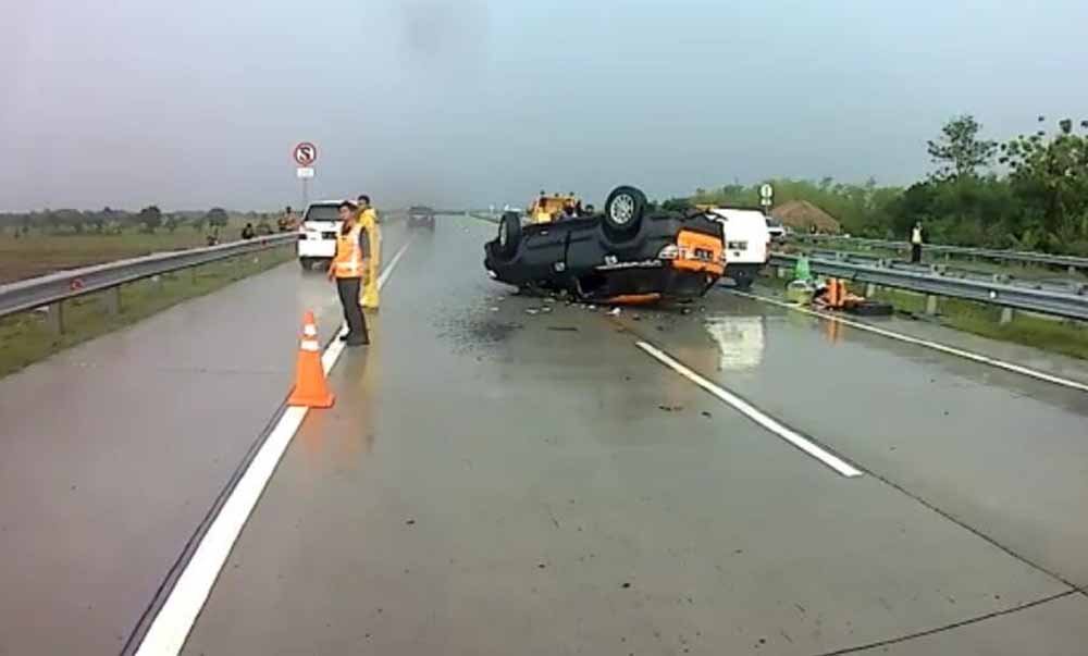 Mobil Fortuner terbalik di Tol Sumo