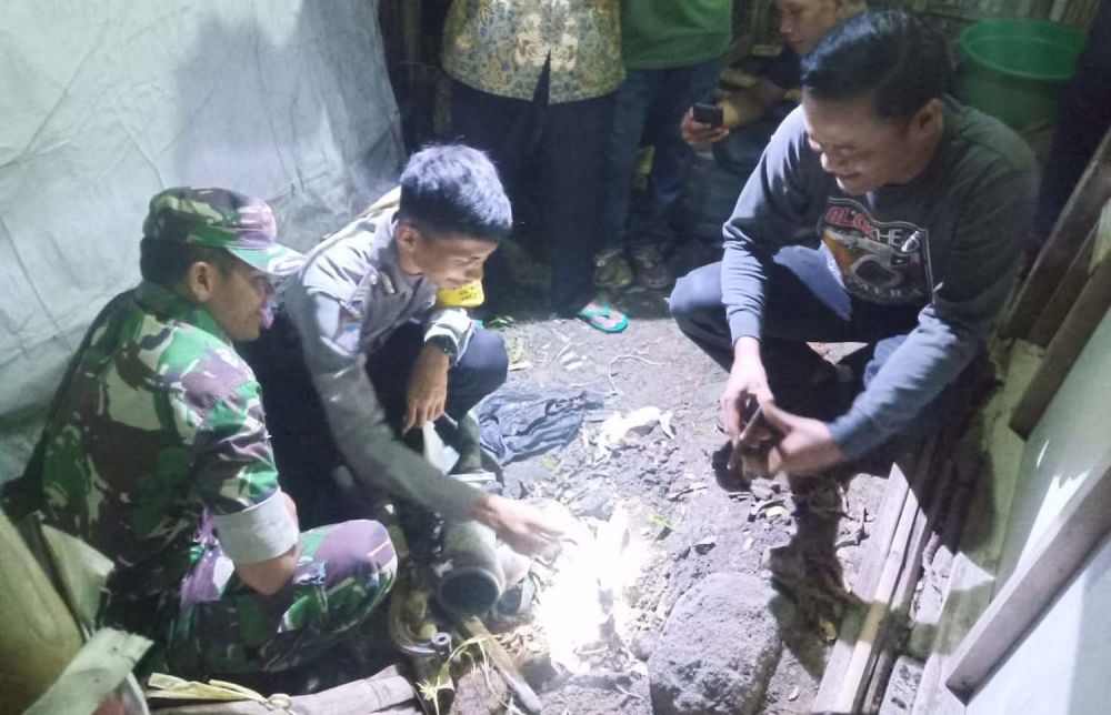 Petugas mengecek sumur pompa yang mengeluarkan hembusan angin di Ngawi