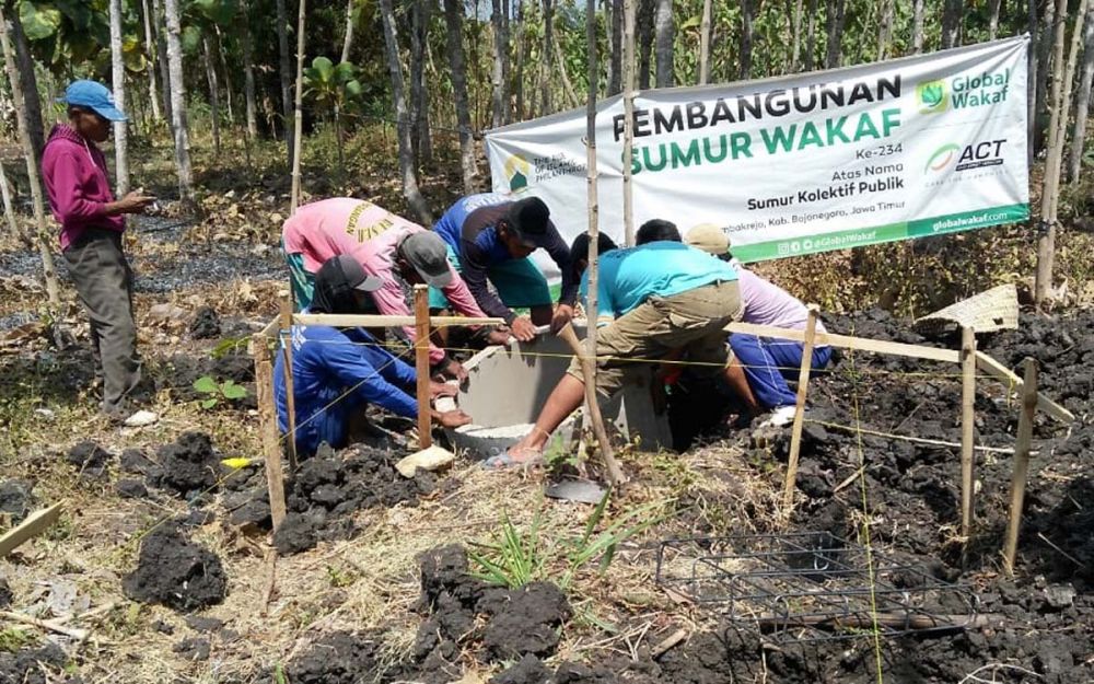 Proses pembuatan sumur wakaf yang merupakan program Global Wakaf-ACT di Jawa Timur