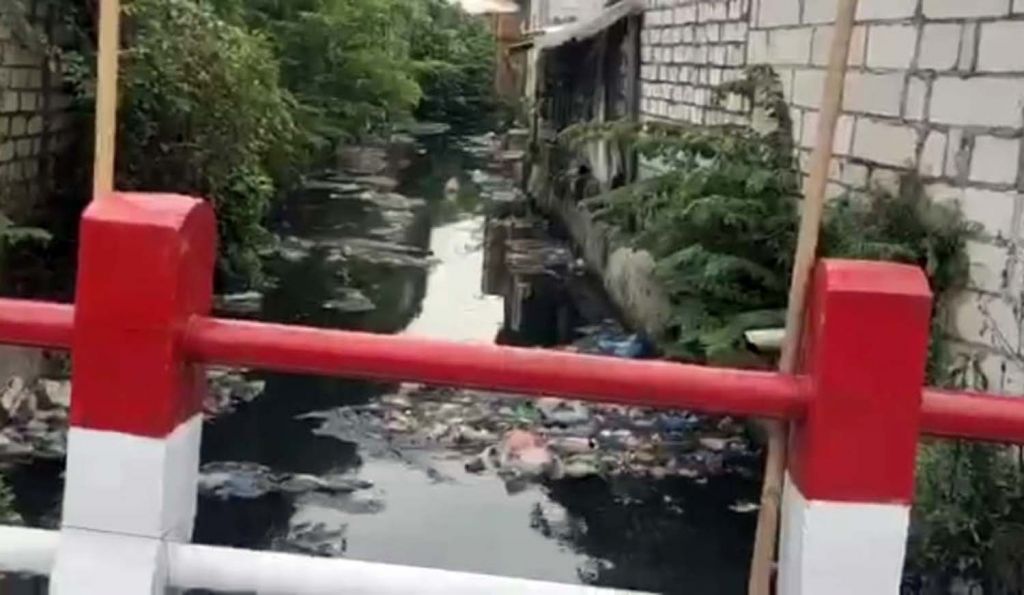 Sungai penuh sampah yang membentang di daerah Asemrowo-Sukomanunggal, Surabaya