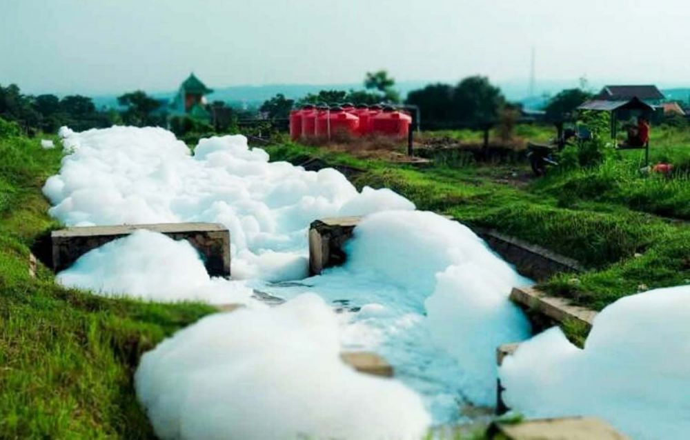 Sungai berbusa di Pandaan, Pasuruan